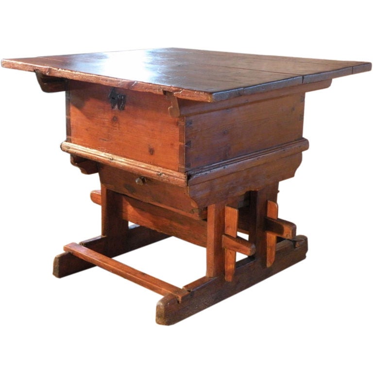 Rustikaler Schweizer Kiefernholztisch aus dem frühen 18. Jahrhundert