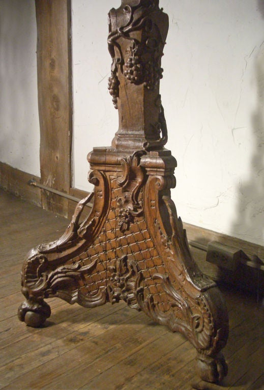 Early 18th century tall French Louis XV Carved Oak Eagle Lectern For Sale 4