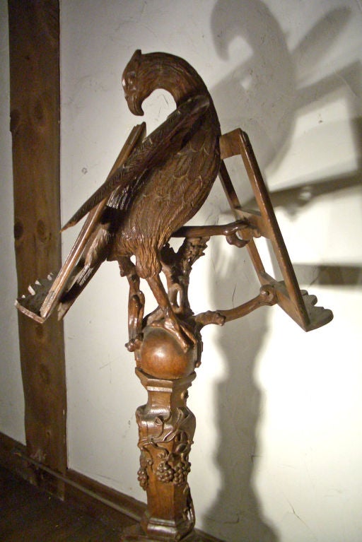 Hochformatiges französisches Louis XV.-Leuchter aus geschnitzter Eiche mit Adler aus dem frühen 18. Jahrhundert im Zustand „Gut“ im Angebot in Troy, NY
