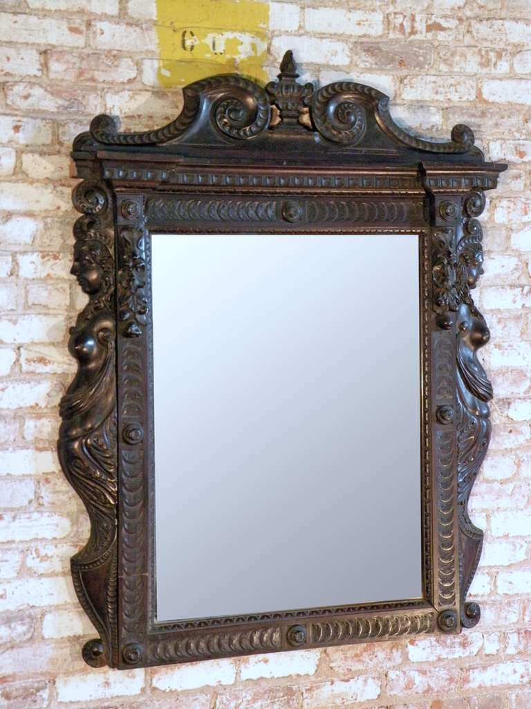 Sculpté Miroir italien en noyer sculpté du 19e siècle de style Renaissance en vente