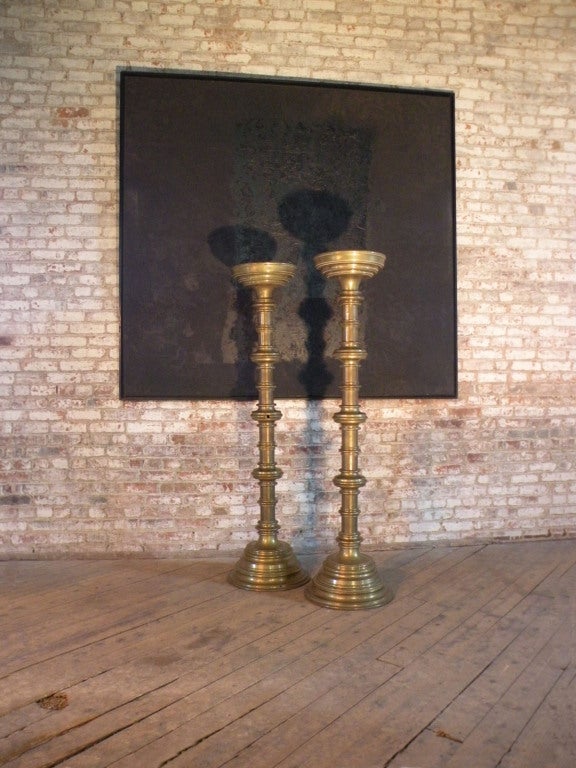 Gothique Paire de candélabres monumentaux en laiton de style médiéval du 19ème siècle en vente