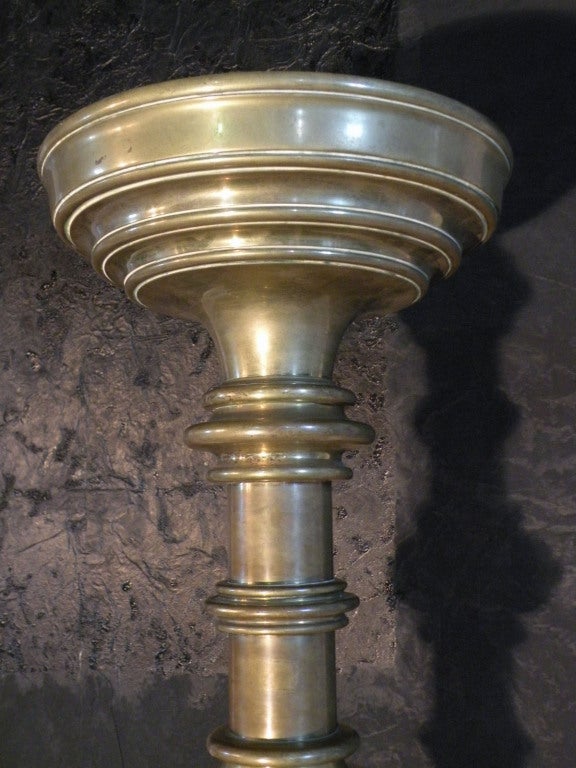 XVIIIe siècle et antérieur Paire de candélabres monumentaux en laiton de style médiéval du 19ème siècle en vente