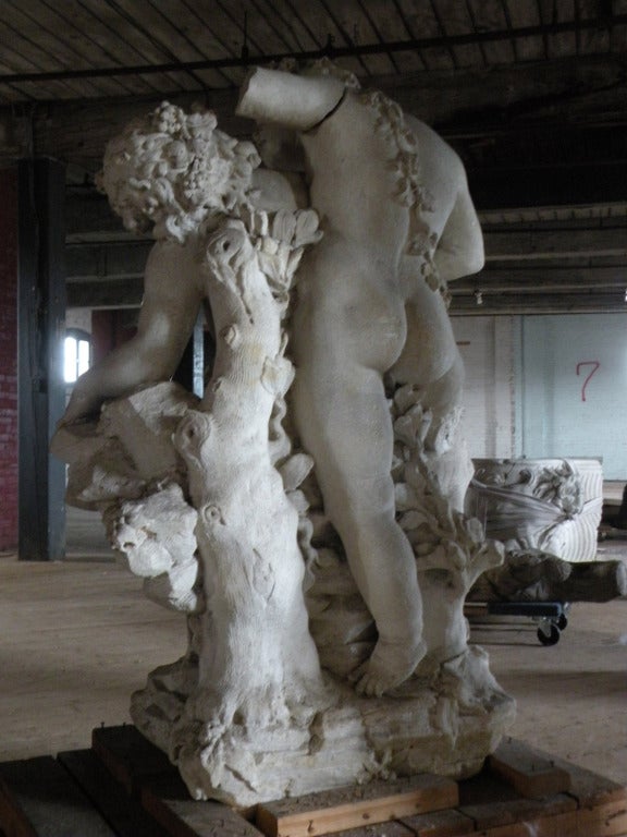 17ème siècle Sculpture en pierre de Louis XIV du XVIIe siècle représentant des Child Child en train de jouer en vente