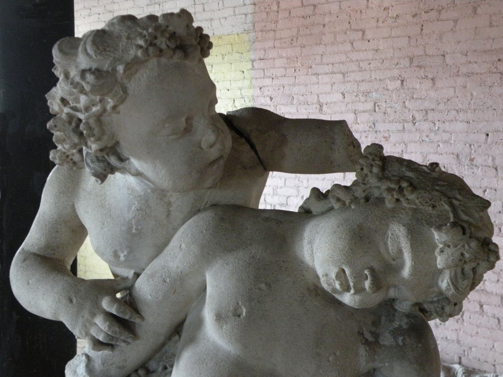 Sculpture en pierre de Louis XIV du XVIIe siècle représentant des Child Child en train de jouer en vente 1