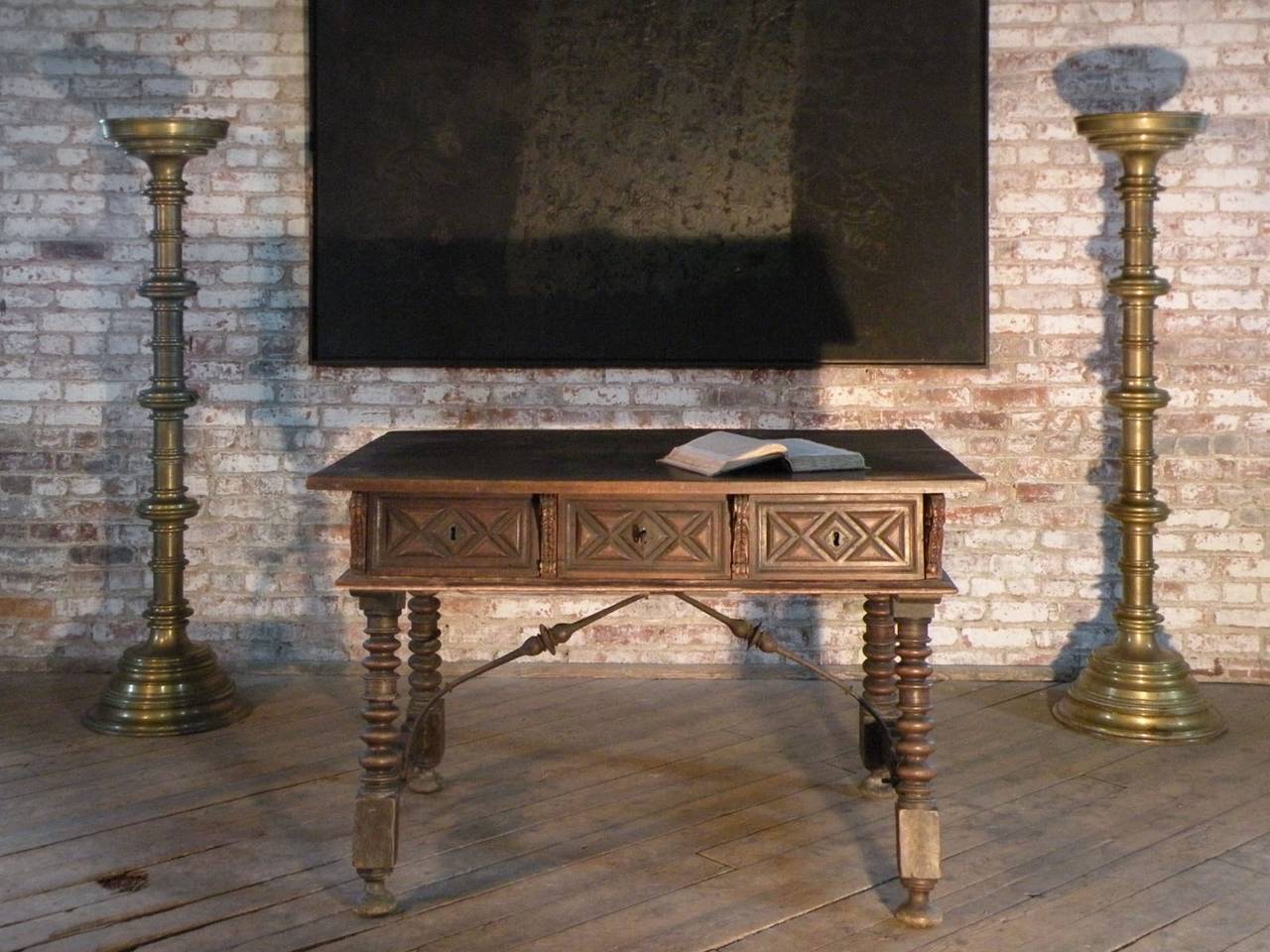 Espagnol Bureau ou table basse baroque espagnol du XVIIe siècle en noyer incrusté en vente