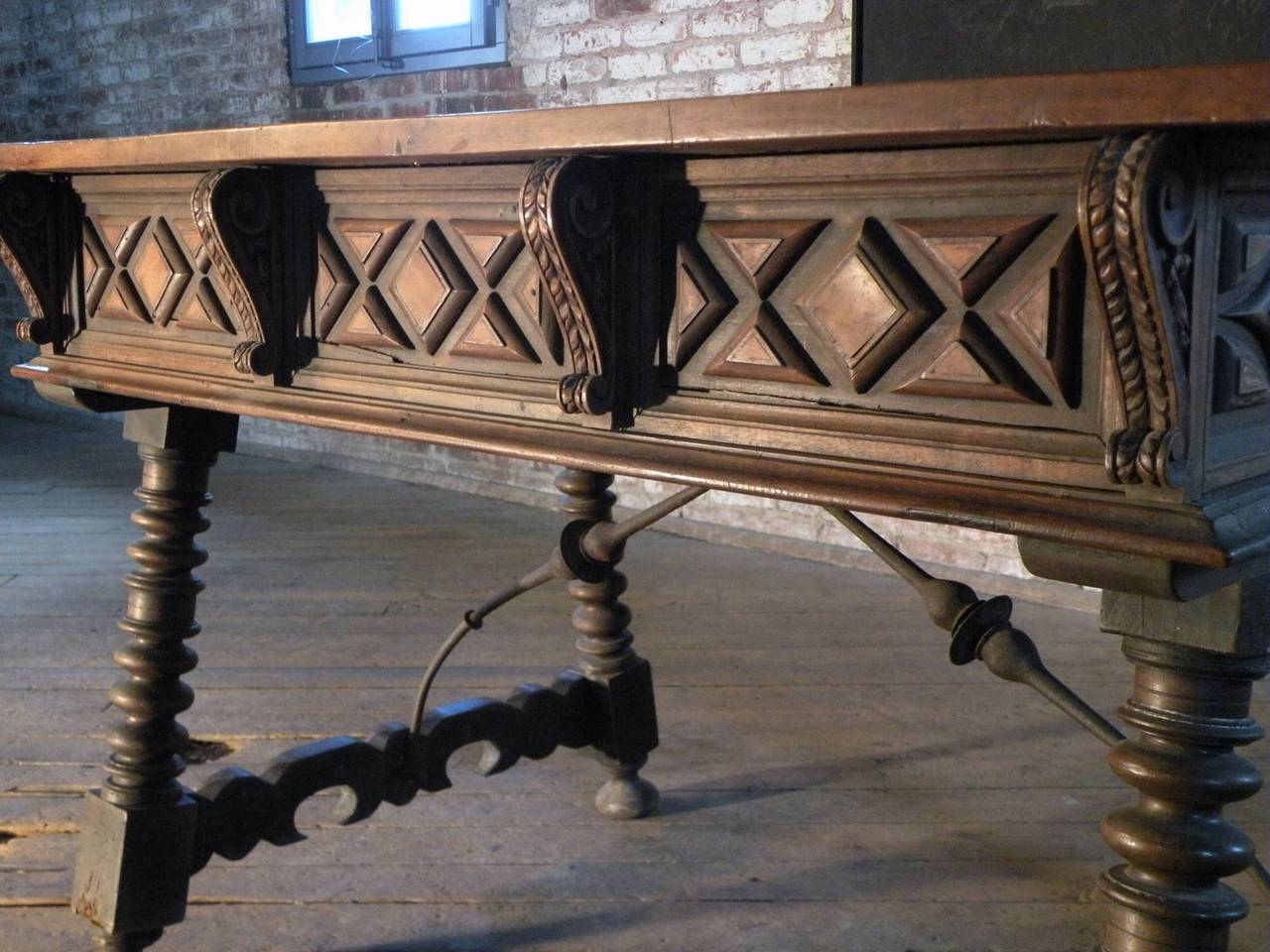 17ème siècle Bureau ou table basse baroque espagnol du XVIIe siècle en noyer incrusté en vente