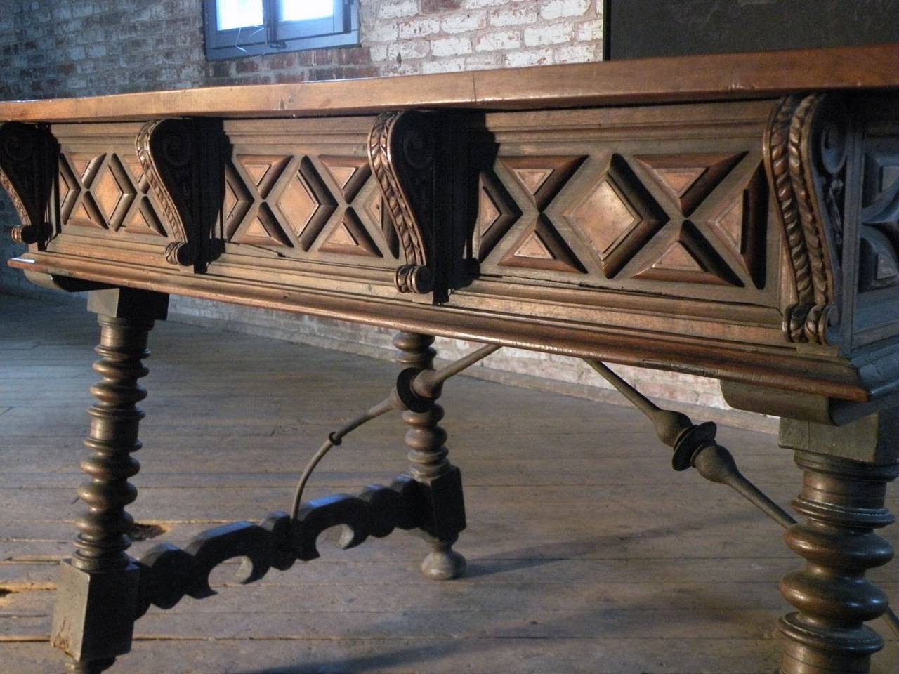 Spanischer Barocktisch oder Schreibtisch mit Intarsien aus Nussbaumholz aus dem 17. Jahrhundert im Angebot 3