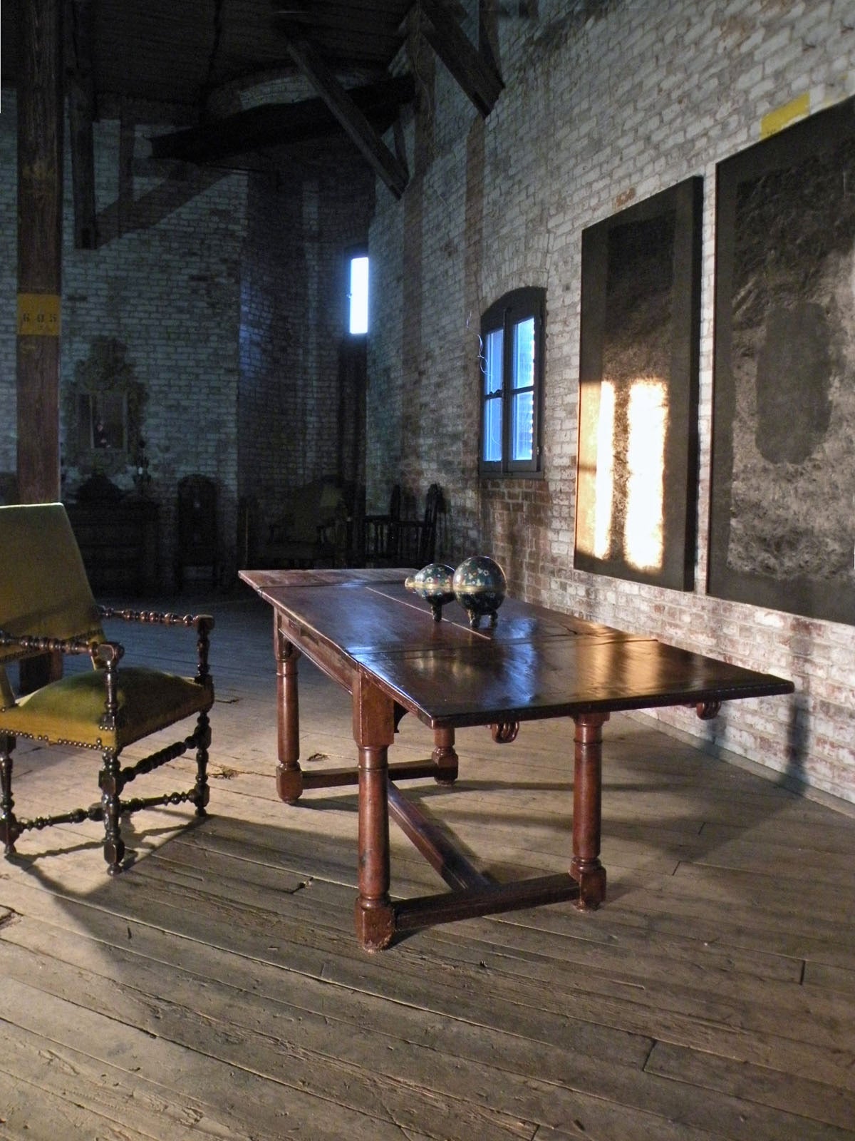 French late 16th Century Henry II Walnut Extending Table In Good Condition For Sale In Troy, NY