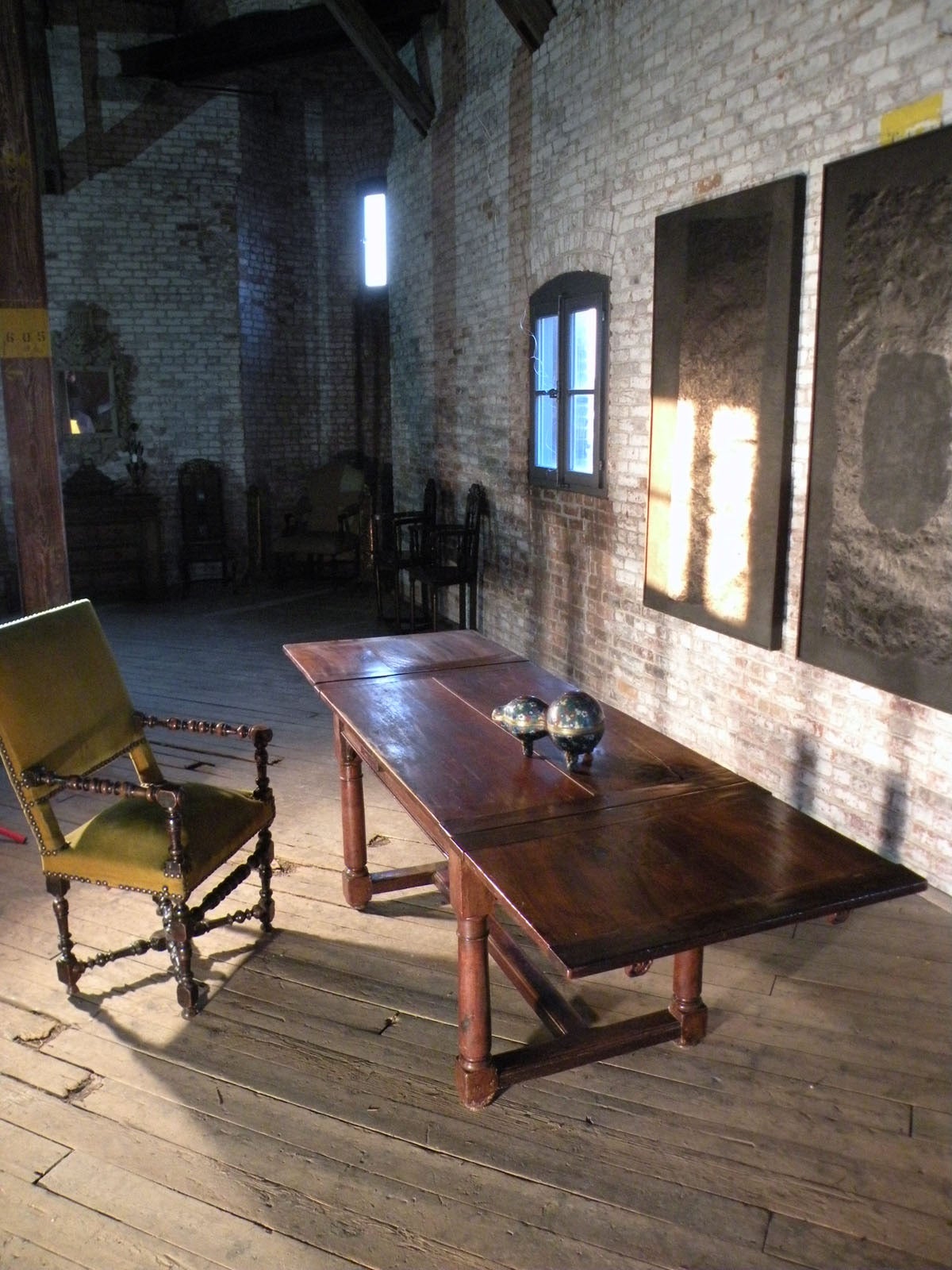 French late 16th Century Henry II Walnut Extending Table In Good Condition For Sale In Troy, NY