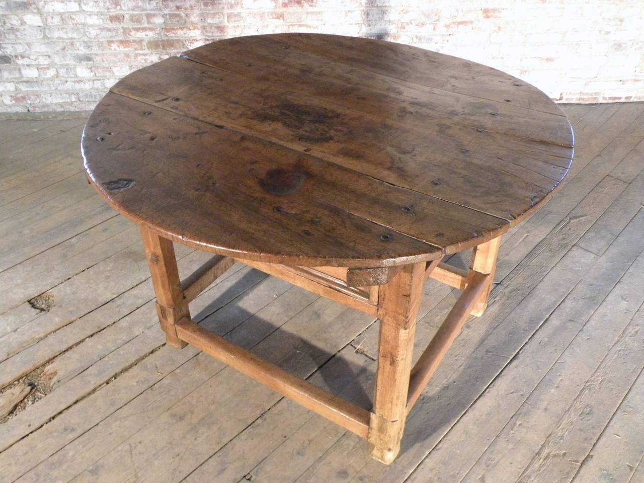 Rustic Spanish 17th century Round Center Table For Sale 1