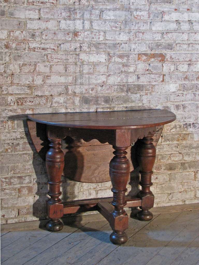 Dutch 18th century round Drop-Leaf Table or Demilune Console In Good Condition For Sale In Troy, NY