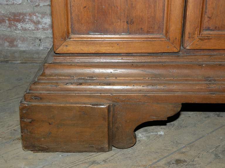  Italian Baroque 17th century small walnut Cabinet or Bookcase For Sale 3