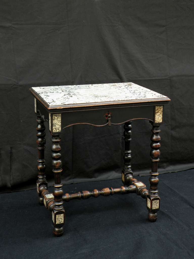 Petite table centrale conceptuelle de style Louis XIII avec plateau en marbre Brèche et plaquettes de marbre assorties accentuant la frise et l'entretoise. Un tiroir compartimenté. Ebonisé, magnifiquement usé.
