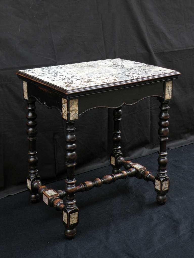 19ème siècle style Louis XIII  Petite table de centre en marbre ébonisé Bon état - En vente à Troy, NY