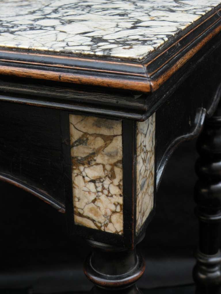 19ème siècle style Louis XIII  Petite table de centre en marbre ébonisé en vente 1