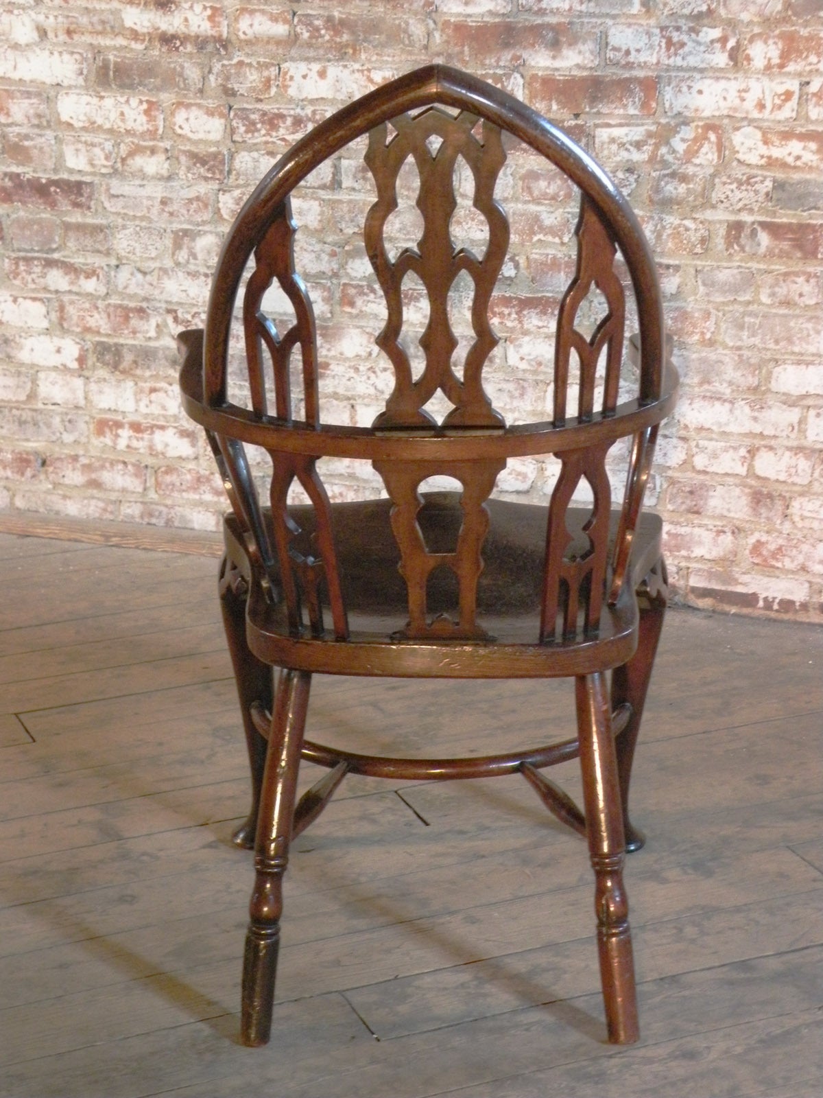  English late 18th century George III “Gothick” Yew wood Windsor Chair In Good Condition For Sale In Troy, NY