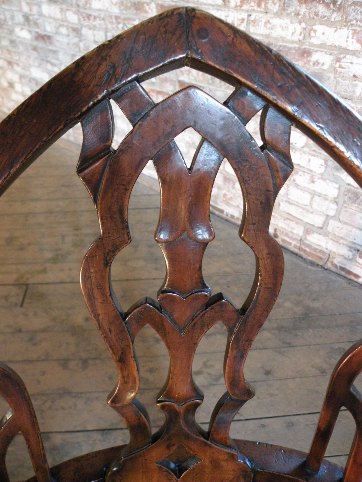  English late 18th century George III “Gothick” Yew wood Windsor Chair For Sale 2