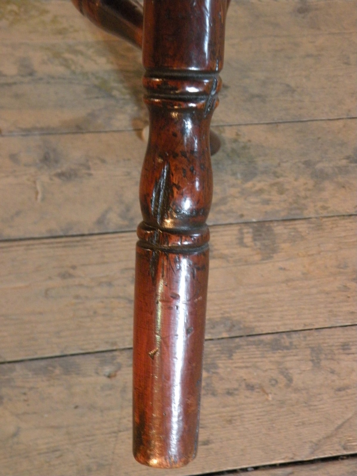 English late 18th century George III “Gothick” Yew wood Windsor Chair For Sale 3