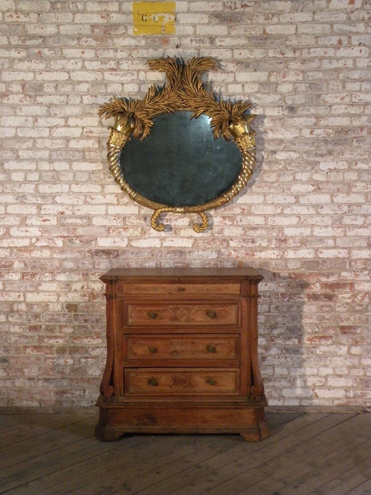 Italian late 17th century Baroque Walnut Commode In Good Condition For Sale In Troy, NY
