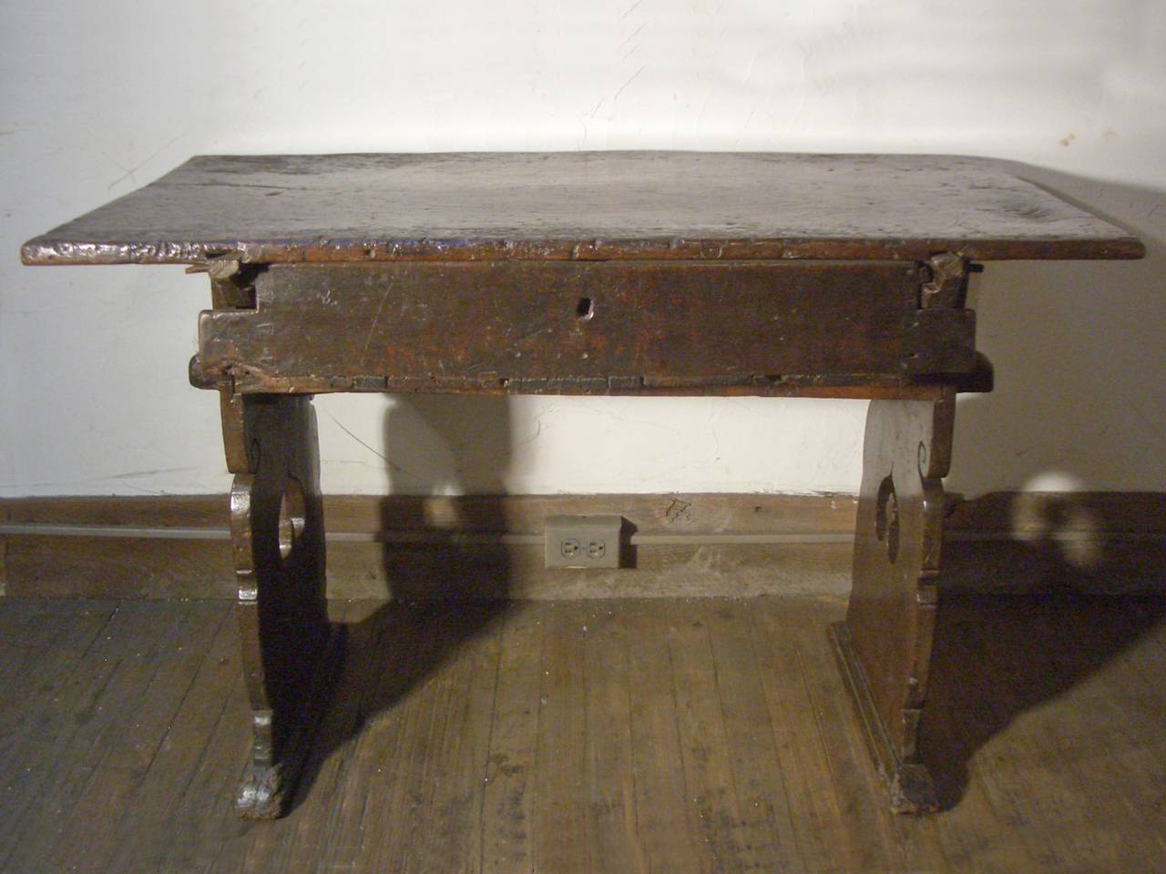 Late Gothic Swiss early 17th century Rustic walnut Table In Good Condition For Sale In Troy, NY