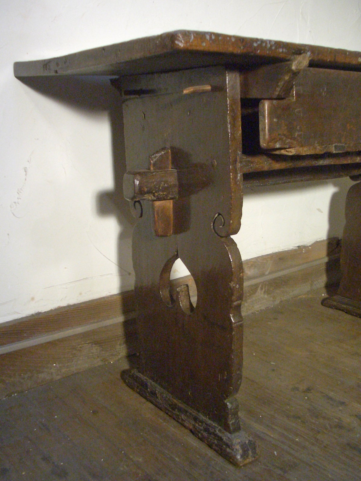 Early 17th Century Late Gothic Swiss early 17th century Rustic walnut Table For Sale