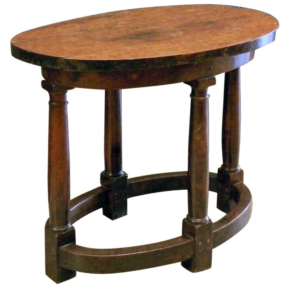 Mesa central ovalada italiana de nogal de principios del siglo XVII