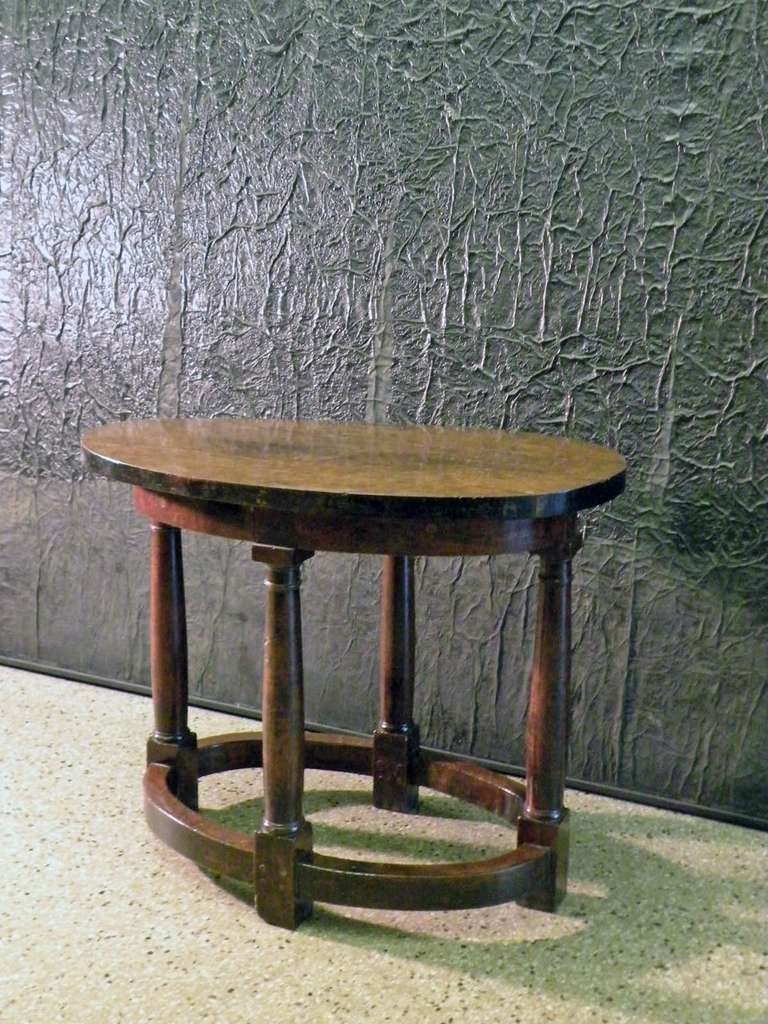 Table centrale italienne conceptuelle au design intemporel saisissant. Le plateau ovale massif est soutenu par quatre pieds colonnaires audacieux reliés par un châssis ovale conforme.
Une pièce rare du mobilier du début du 17e siècle.
