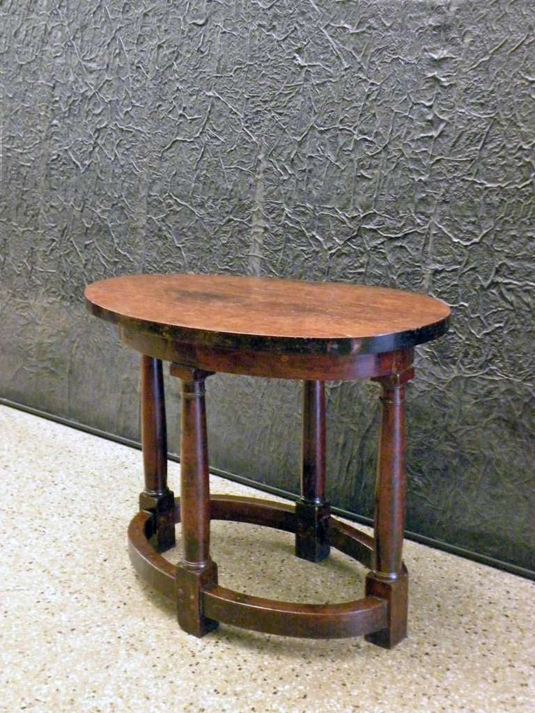 Early 17th Century Italian oval Walnut Center Table In Good Condition For Sale In Troy, NY