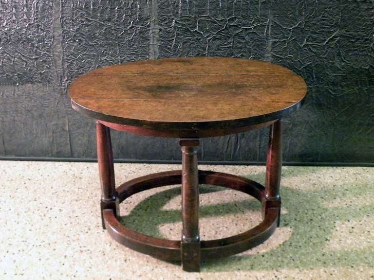 Early 17th Century Italian oval Walnut Center Table For Sale 1