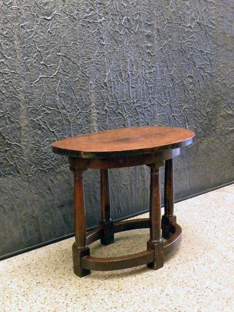 Early 17th Century Italian oval Walnut Center Table For Sale 1