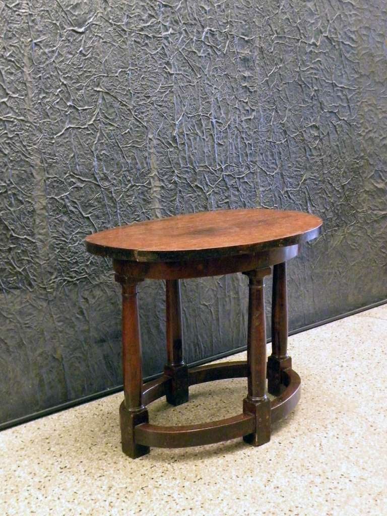 Early 17th Century Italian oval Walnut Center Table For Sale 2