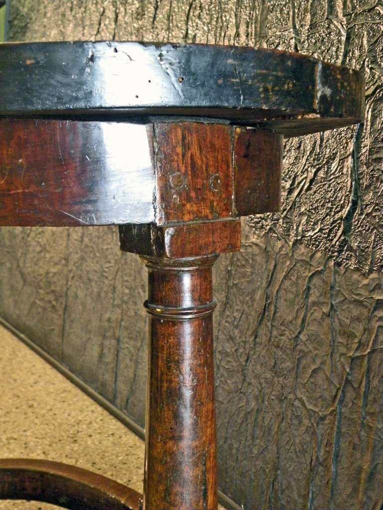 Table centrale en noyer ovale italienne du début du 17e siècle en vente 3