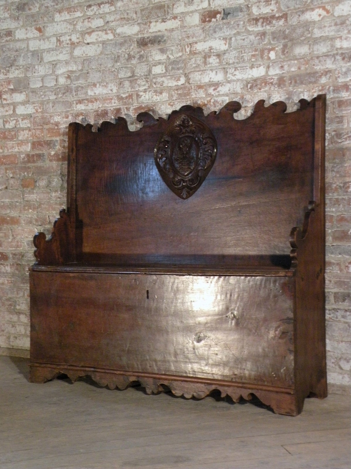 Italian 17th century Baroque walnut bench / Cassapanca In Good Condition In Troy, NY