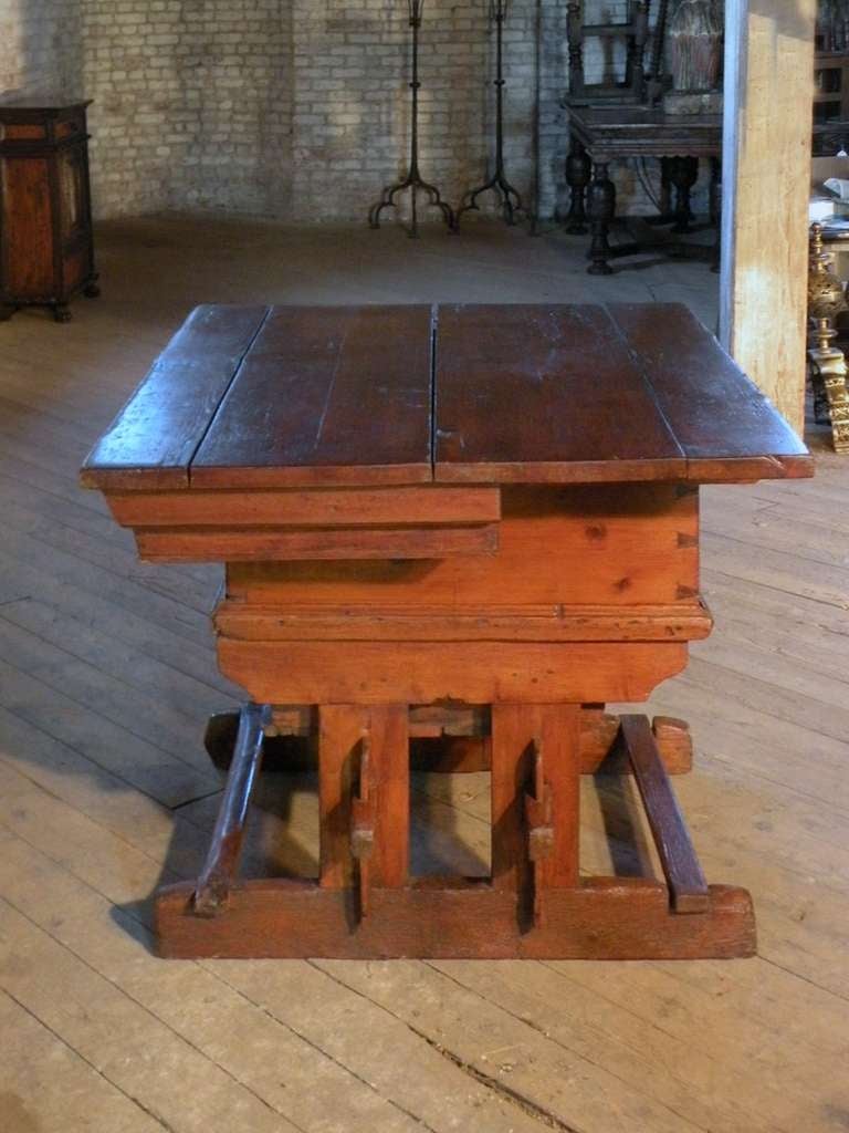 Rustikaler Schweizer Kiefernholztisch aus dem frühen 18. Jahrhundert im Angebot 2