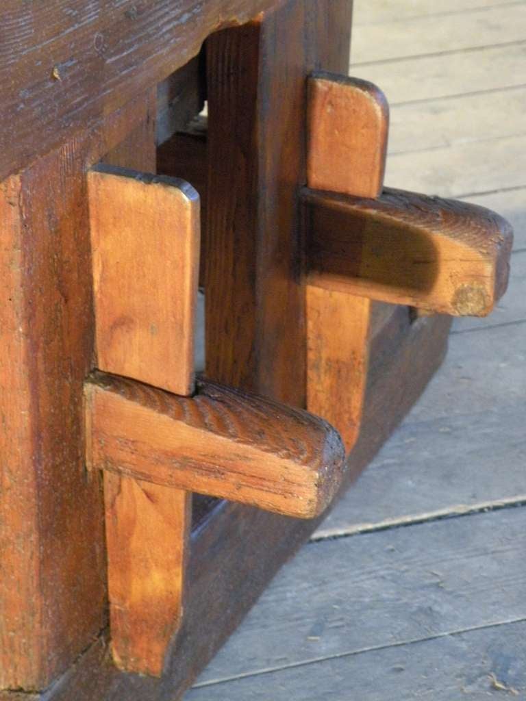 Rustikaler Schweizer Kiefernholztisch aus dem frühen 18. Jahrhundert im Angebot 5