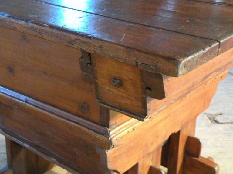 Early 18th century Rustic Swiss Pine Table For Sale 4