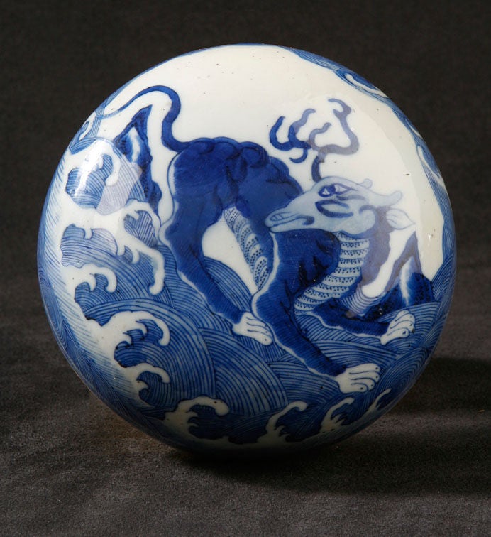 Chinese Blue and White Covered Porcelain Vase For Sale 1