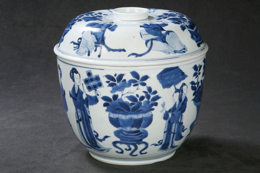 Chinese Blue and White Covered Cache-pot In Excellent Condition In Wilton, CT