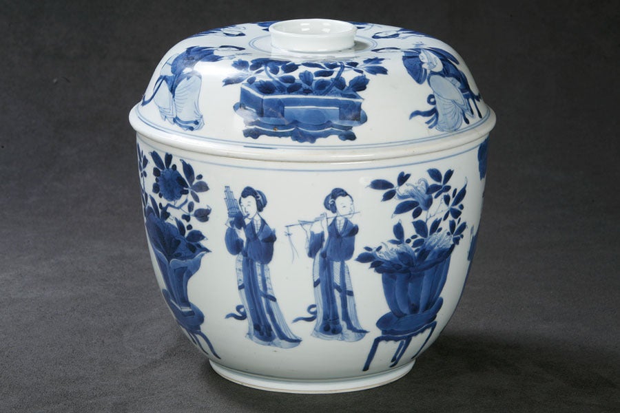 18th Century and Earlier Chinese Blue and White Covered Cache-pot