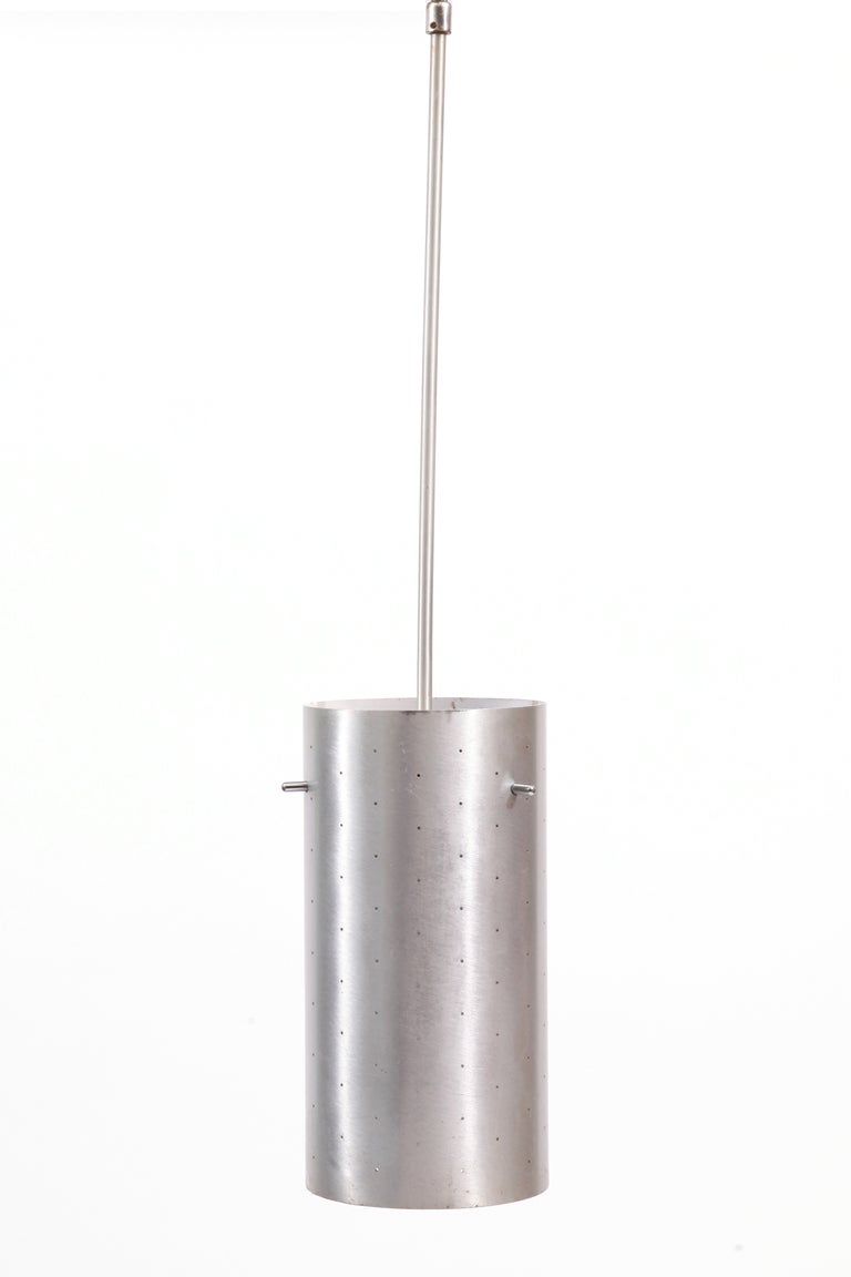 Drei Lightolier Aluminium-Pendelleuchten, ca. Anfang der 1950er Jahre. Diese Exemplare verfügen über die für Lightolier typischen perforierten Aluminiumrahmen und sind alle original. Der angegebene Preis gilt für eine Leuchte.