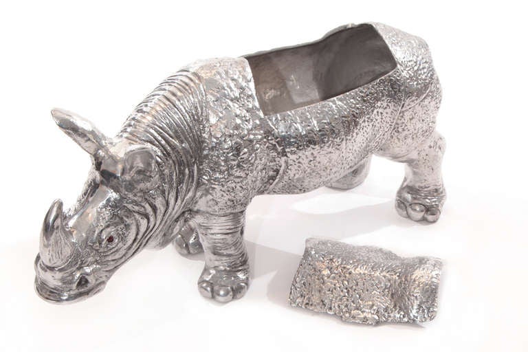 Sculpture/coffre/animal de compagnie Rhinocéros en aluminium poli à grande échelle:: qui ne répond pas et ne salit pas les meubles:: datant du début des années 1970. Cet exemple est doté d'un couvercle amovible pour le rangement et d'une carrosserie
