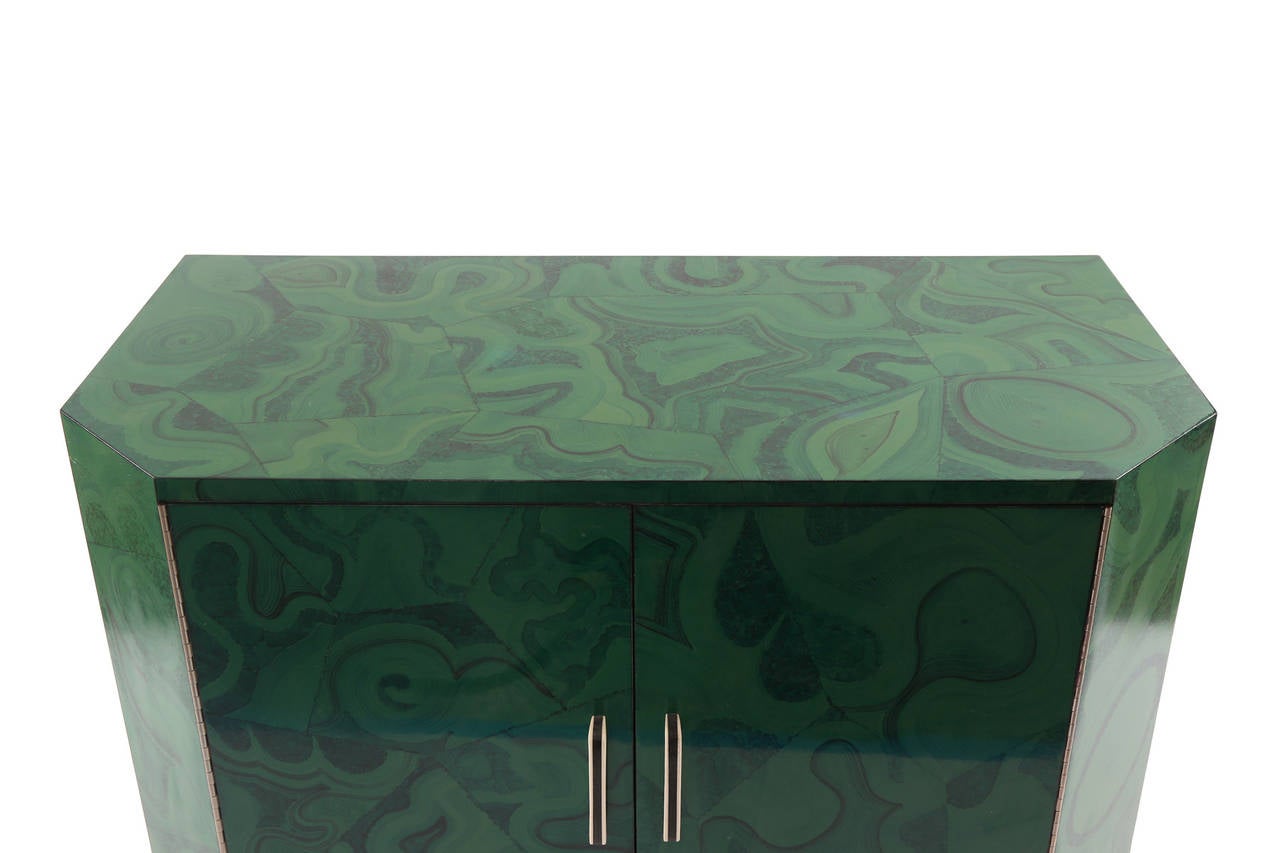 Cassapanca in finta malachite e bachelite dipinta a mano, circa inizio anni Cinquanta. Questo straordinario esemplare presenta maniglie in bachelite bianca e nera sottilmente ricurve e lati e piano dipinti a mano. La base è costituita da uno zoccolo