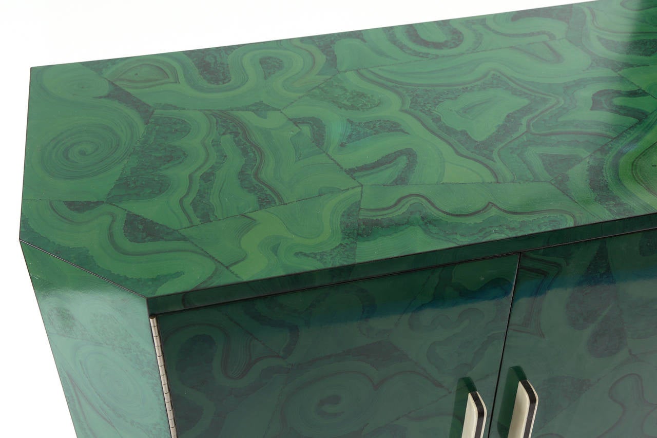 Mid-Century moderno Cassapanca in malachite verde e bachelite dipinta a mano in vendita