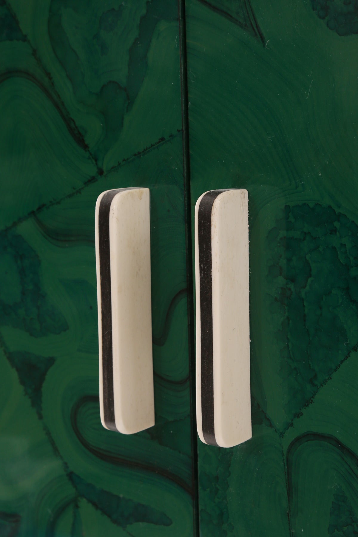 Cassapanca in malachite verde e bachelite dipinta a mano In condizioni buone in vendita a Phoenix, AZ