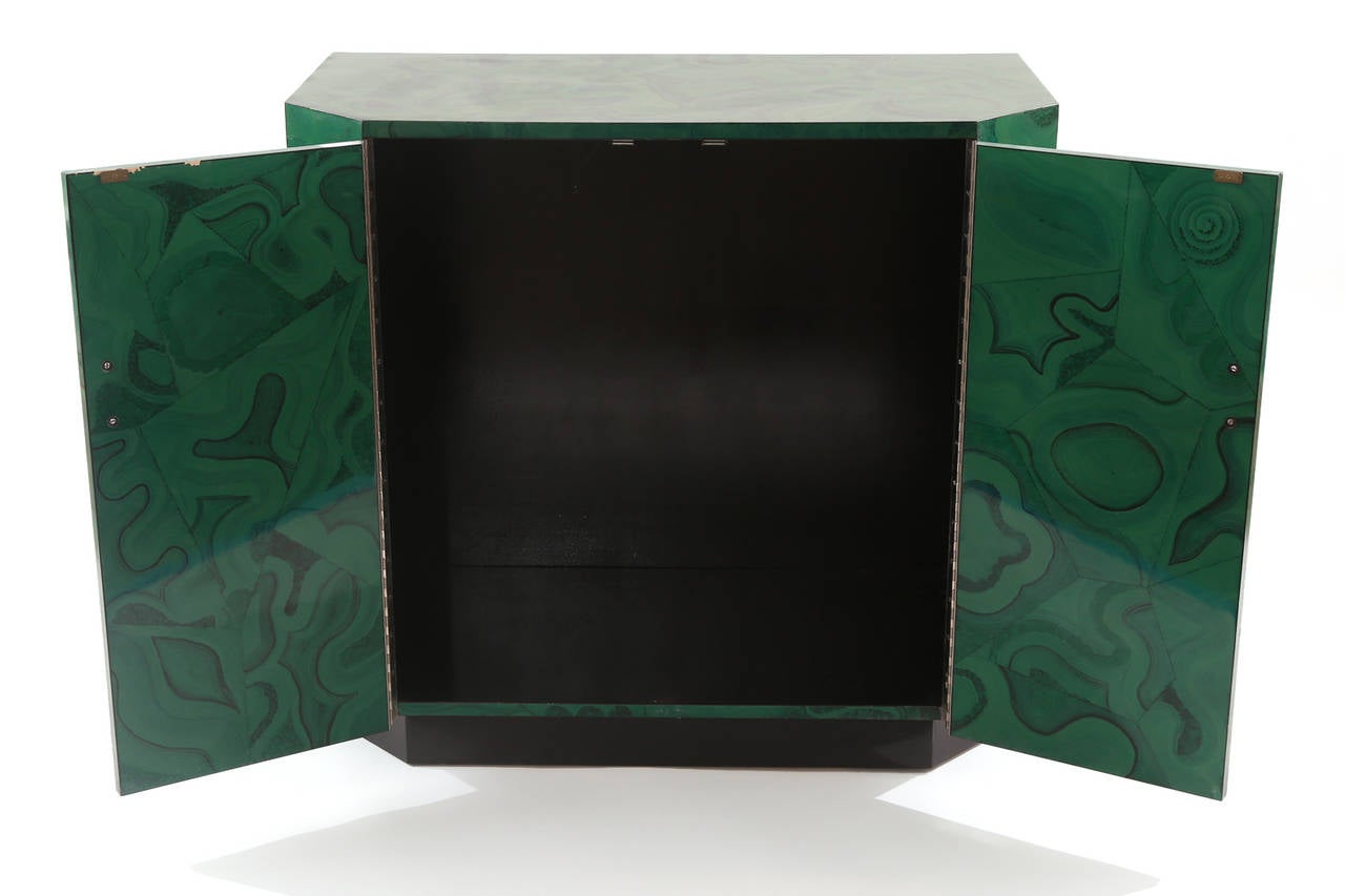Metà XX secolo Cassapanca in malachite verde e bachelite dipinta a mano in vendita