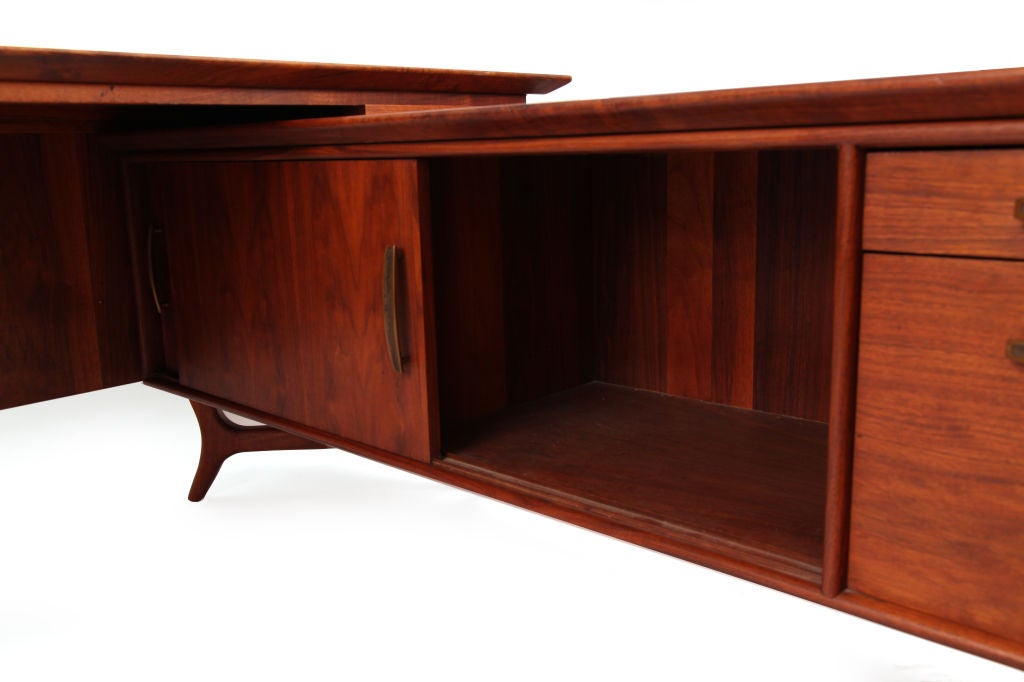 Rare Monteverdi Young Executive Desk & Return 2