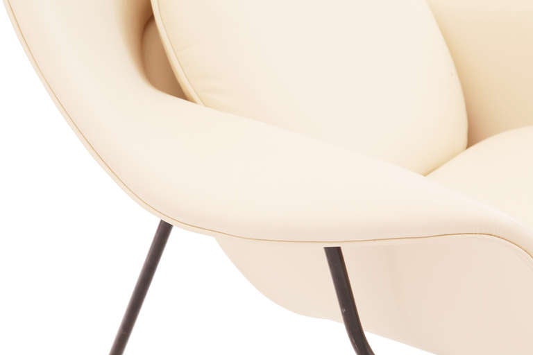 Mid-20th Century Early 1960s Eero Saarinen Knoll Leather Womb Chair and Ottoman