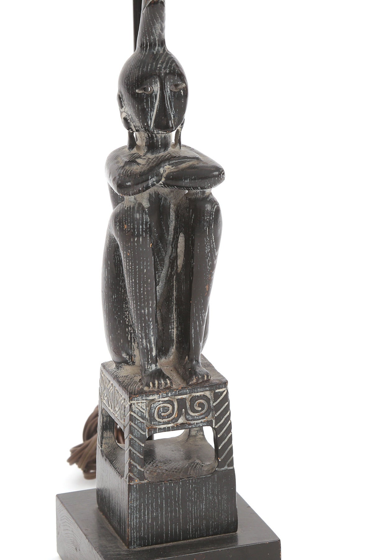 Mid-Century Modern Lampe de table représentant un guerrier en chêne cérusé  en vente