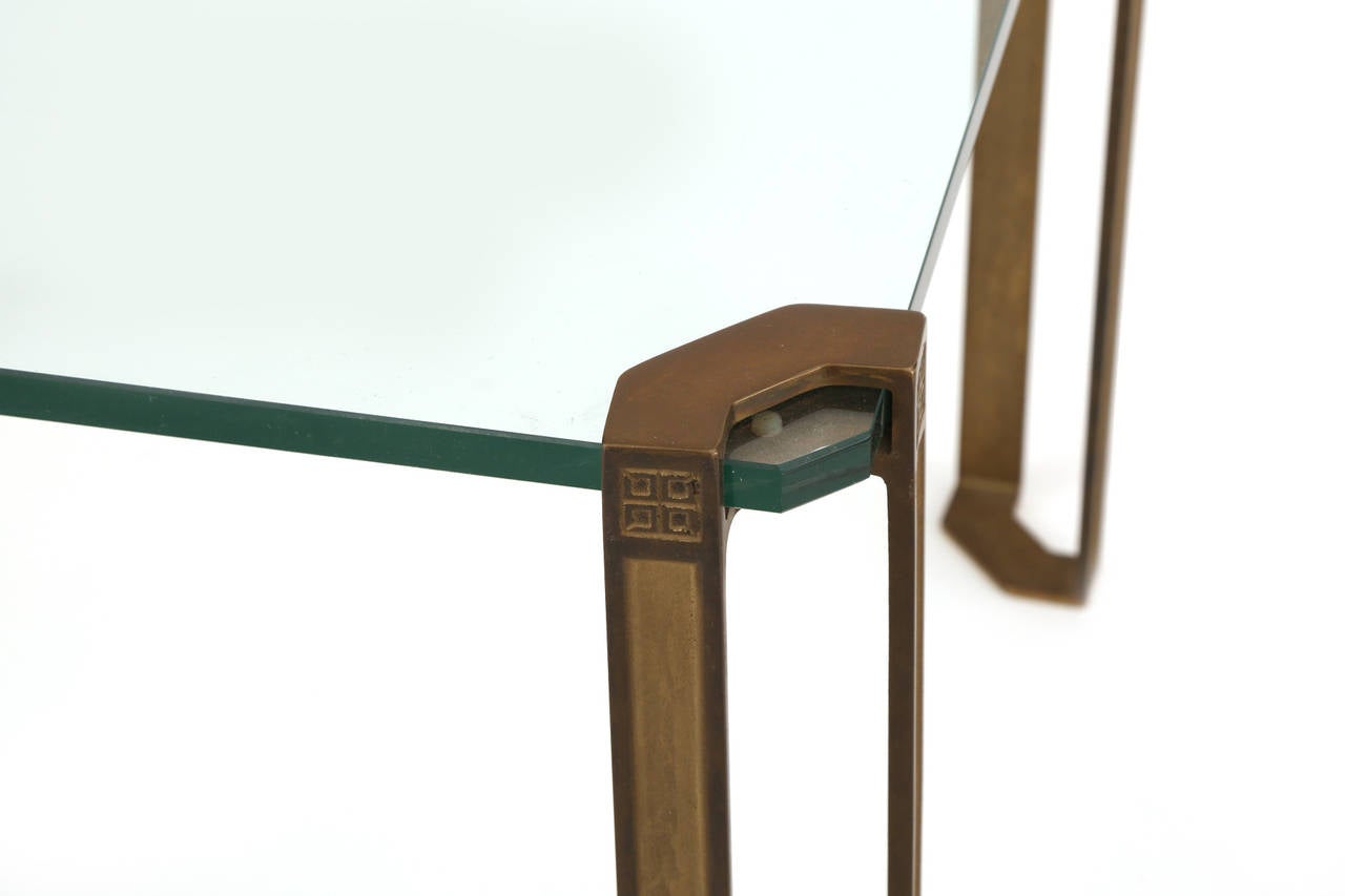 Tisch von Peter Ghyczy aus Bronze und Glas, 1970er Jahre (Moderne der Mitte des Jahrhunderts) im Angebot