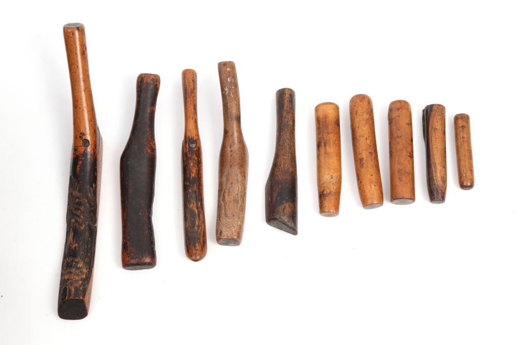 Satz von 16 Klempnerwerkzeugen:: ca. 1870er Jahre. Diese unglaublichen Formen reichen von zylindrischen über längliche bis hin zu kolbenartigen Formen:: die alle aus massivem Holz gefertigt sind und eine fantastische und tiefe Patina aufweisen.
